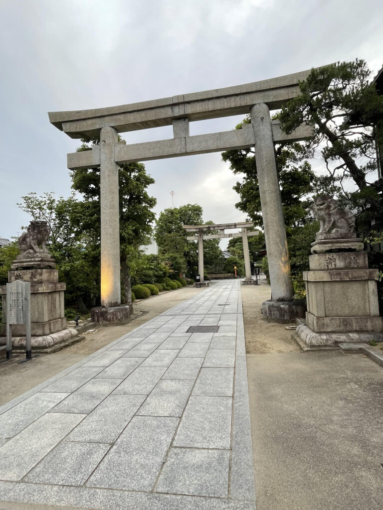 鳥居(東側)